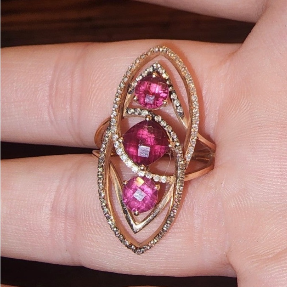 LeVian Ring Beautiful and unique piece
Size 6